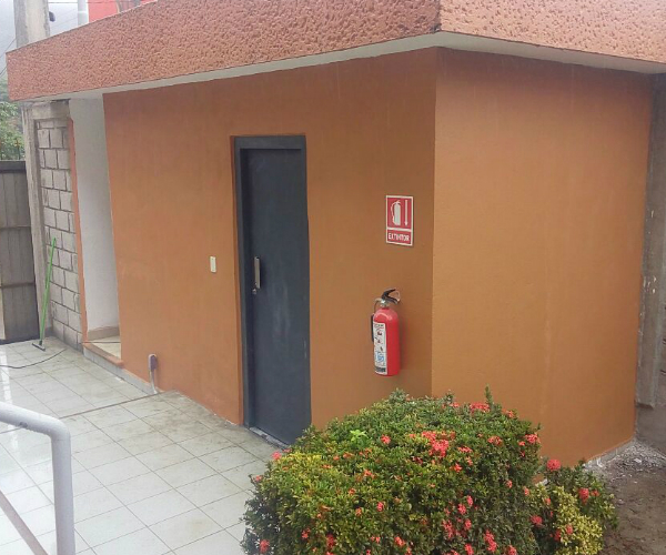 Construcción y Adecuación de casetas de vigilancia con Sistema de blindaje y control de alta seguridad.