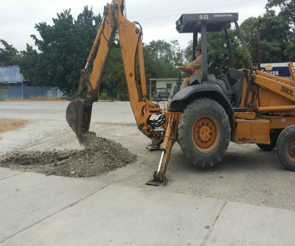 Reacondicionamiento de acceso a base de concreto hidráulico.